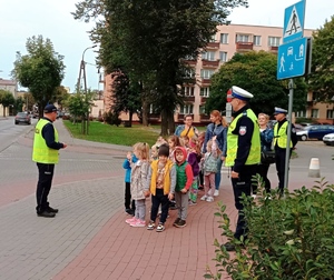 na zdjęciu policjanci z dziećmi