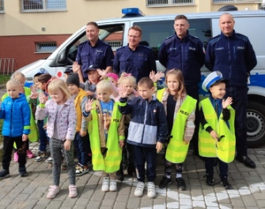 na zdjęciu policjanci z dziećmi
