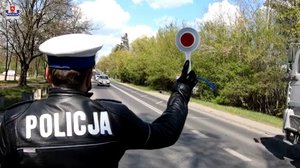 na zdjęciu policjant