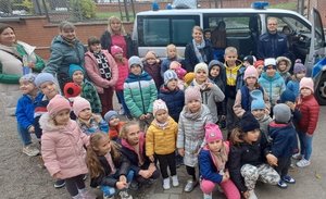 na zdjęciu dzielnicowy z dziećmi