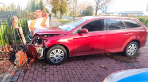 na zdjęciu uszkodzony Ford