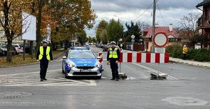 na zdjęciu policjant i radiowóz