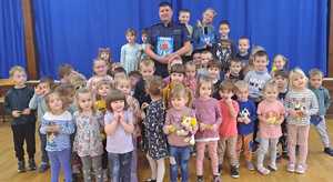 na zdjęciu dzielnicowy z dziećmi