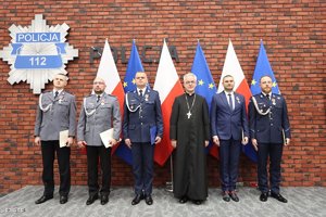na zdjęciu policjanci w tym aspirant Kamil Antolak