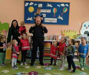 na zdjeciu dzielnicowy z dziećmi