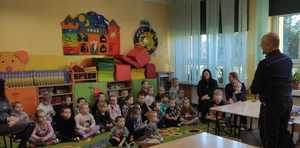 na zdjeciu dzielnicowy z dziećmi