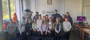 na zdjęciu dzieci z policjantem