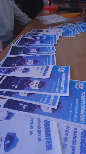 na zdjęciu dzieci z policjantem