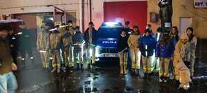 na zdjęciach druhowie i dzielnicowy