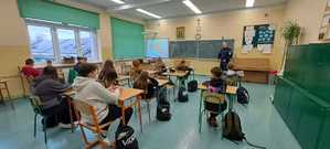 na zdjęciu dzielnicowy i dzieci