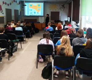 na zdjęciu policjantka z dziećmi