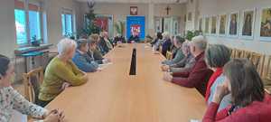 na zdjeciu policjanci i mieszańcy gminy i miasta Kock siedzący przy stole na debacie