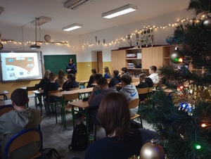 na zdjęciu policjantka prowadząca zajęcia z młodzieżą