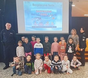 na zdjęciu policjanci z dziećmi