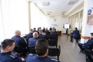 na zdjęciu komendant wraz z policjantami