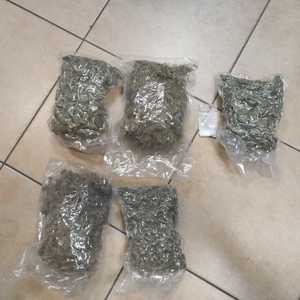 na zdjeciu posegregowane narkotyki