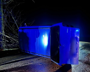 na zdjęciu uszkodzony samochód