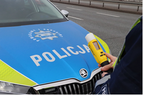 na zdjęciu alcoblow i policjant