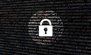 na zdjeciu biała kłódka na czarnym tle