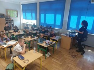 na zdjęciu policjantka z dziećmi