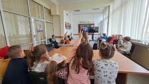 na zdjęciu dzielnicowy z  dziećmi