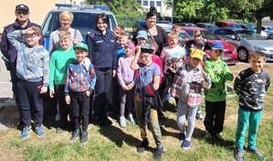 na zdjęciu policjanci z dziećmi