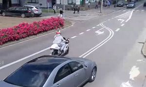 motocyklista wyprzedza