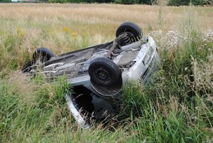 na zdjęciu uszkodzony samochód