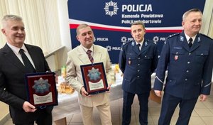 na zdjęciu policjanci i emeryci