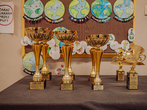 na zdjęciu puchary (2)