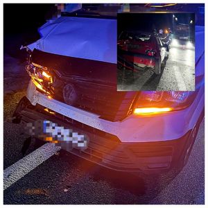 na zdjęciu uszkodzone samochody