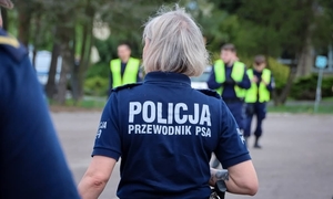 na zdjęciu policjantka
