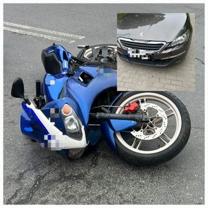 na zdjęciu uszkodzony samochód i motorower