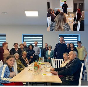 na zdjeciu policjant z seniorami