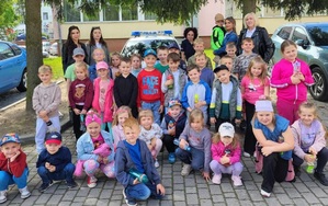 na zdjeciu policjantka z dziećmi