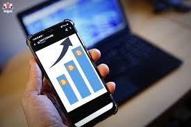 na zdjęciu telefon trzymany w dłoni