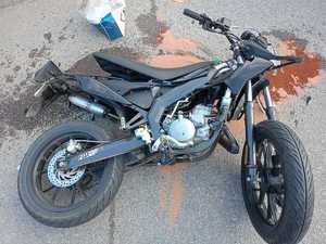 uszkodzony motorower po zdarzeniu drogowym