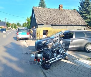 na zdjęciu samochód osobowy i motocykl