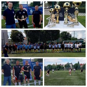 na zdjeciu policjanci biorący udział w turnieju piłki nożnej