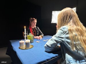 na zdjeciu dwie kobiety siedzące przy stole