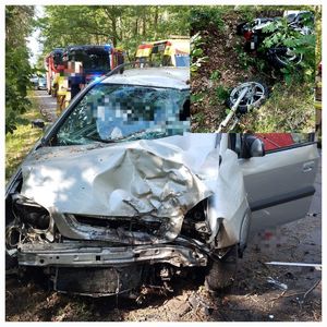 na zdjeciu uszkodzony samochod i motocykl