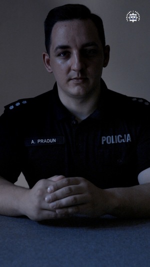 na zdjęciu policjant