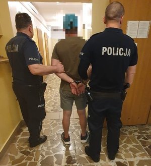 na zdjeciu zatrzymany i policjanci