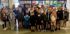 na zdjęciu policjantka z dziećmi