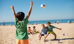 na zdjęciu dzieci grające  w piłkę