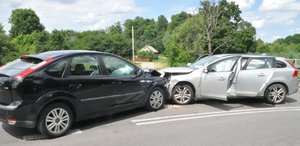 na zdjeciu uszkodzone samochody