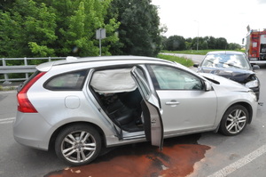 na zdjeciu uszkodzone samochody