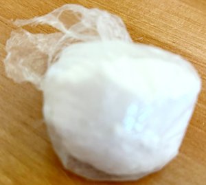 na zdjeciu woreczek z amfetaminą