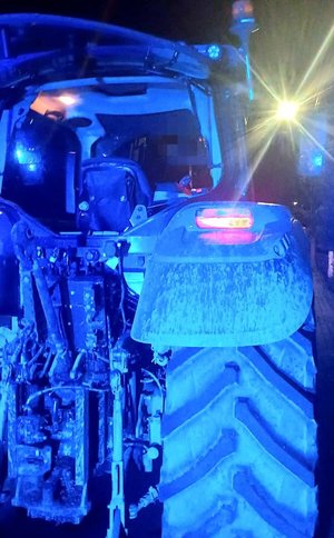 na zdjeciu zatrzymany ciągnik rolniczy