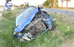 uszkodzony pojazd w rowie